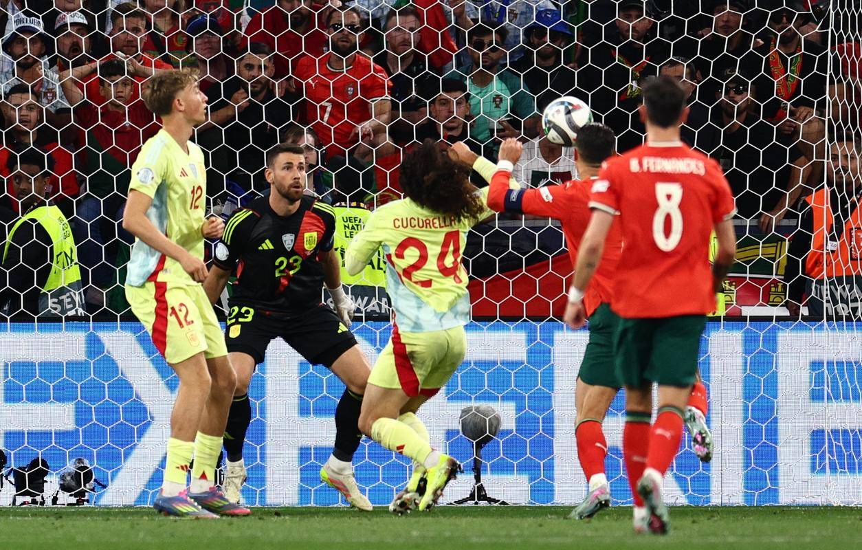 匈牙利队在比赛中展现出色的防守意识 匈牙利队在比赛中展现出色的防守意识